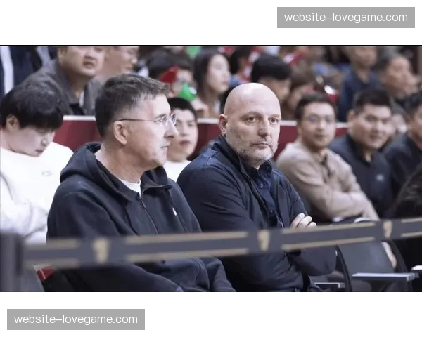 面对密集防守,远射与定位球再度成为各队破局重要手段 面对密集防守,远射与定位球再度成为各队破局重要手段